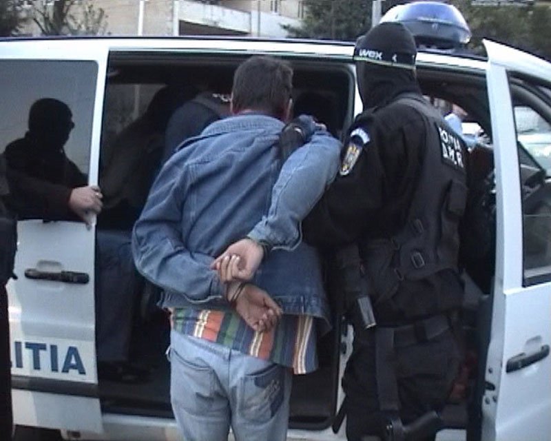 Un bărbat din Săvârșin a încercat să-i lovească pe un polițist și un jandarm, solicitați pentru a aplana conflictul. Acum, este în arest, cercetat pentru ultraj