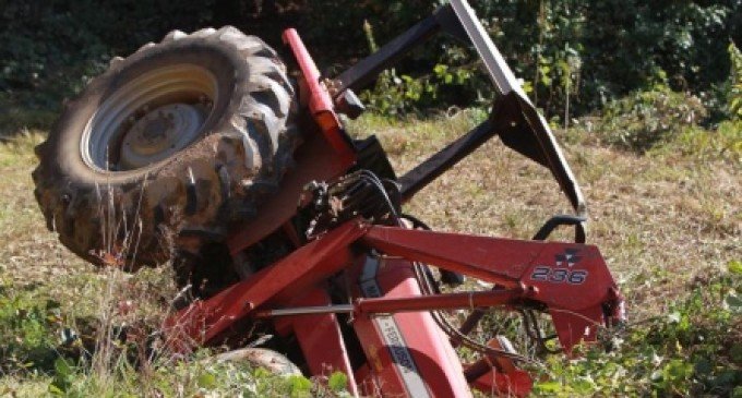 A condus beat criță un tractor și s-a răsturnat cu el, la Luguzău