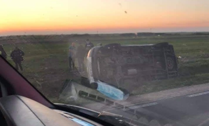 S-a răsturnat cu camioneta în șanț, între Pâncota și Seleuș (FOTO)