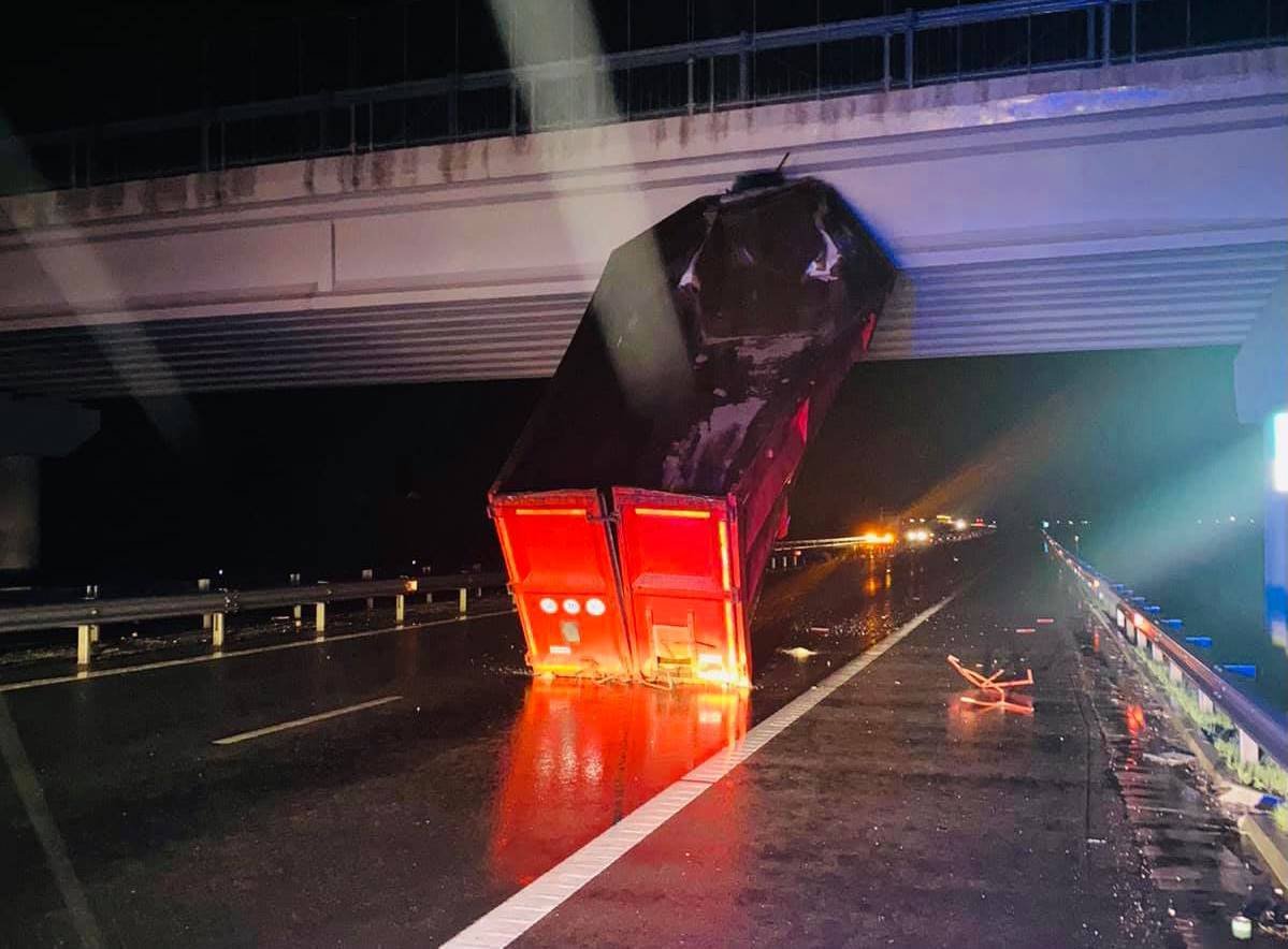 Accident spectaculos pe Autostrada A 1, lângă Orăştie: o remorcă a rămas agăţată de pod (FOTO)