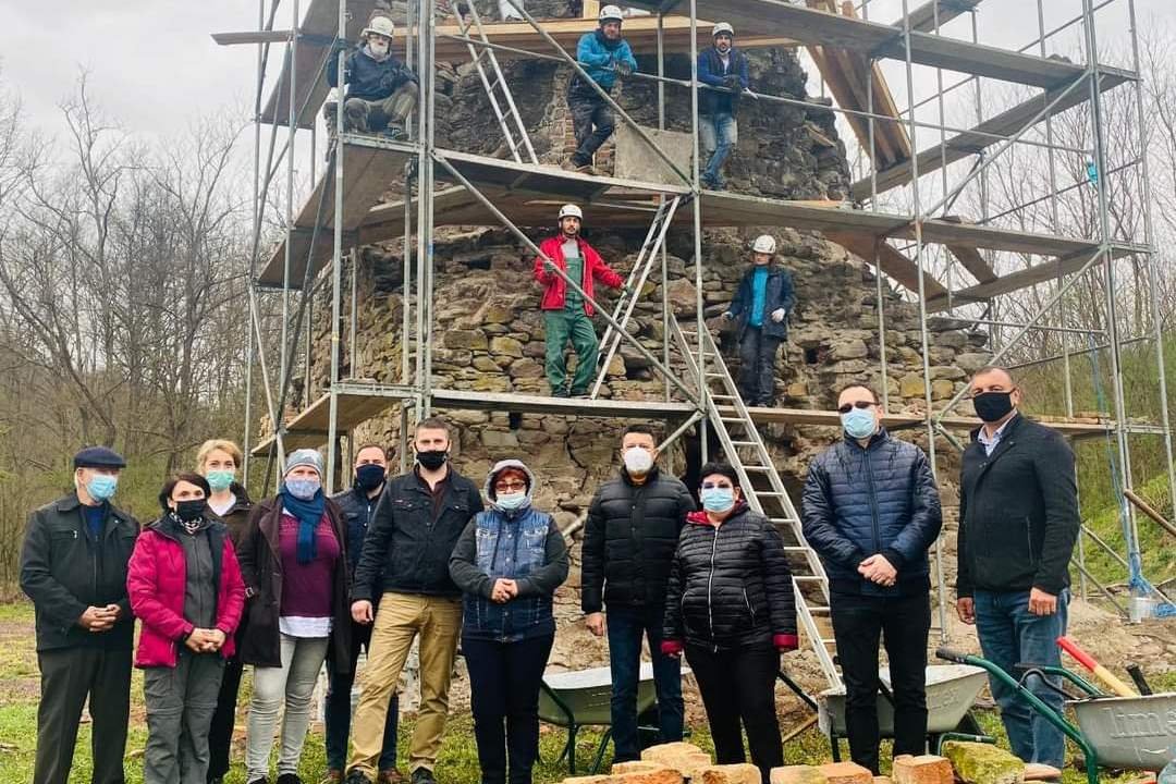 Ambulanţa pentru monumente a început lucrările la cuptorul de la Jumelţ (FOTO)