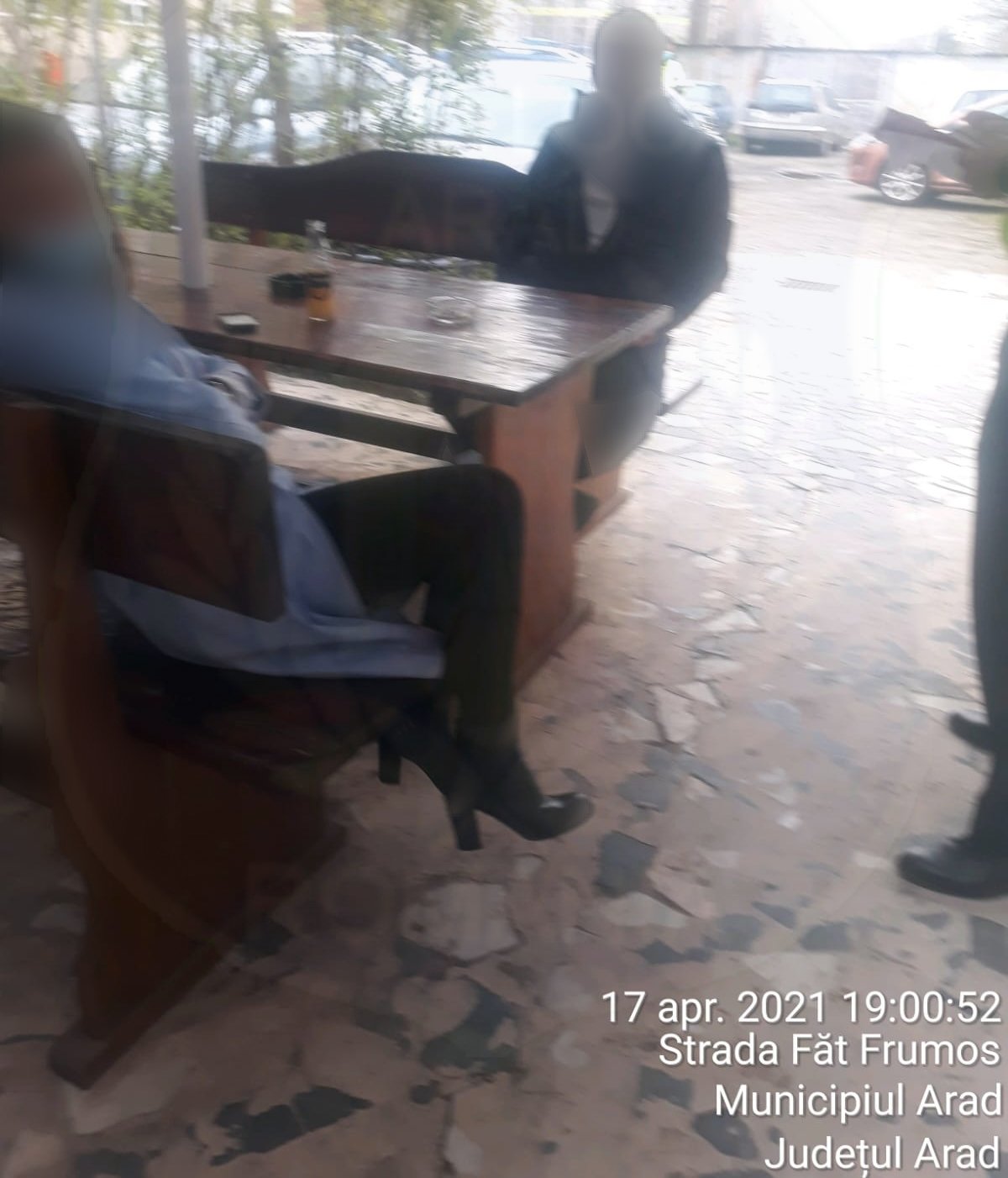 Scandal în faţa unui bar: Poliţia Locală a descoperit că unul dintre participanţi şi soţia sa trebuiau să stea în izolare (FOTO)