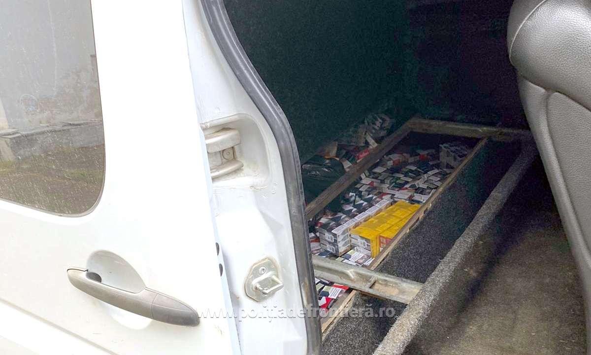 Țigări ascunse într-o autoutilitară, descoperite la PTF Nădlac (FOTO)