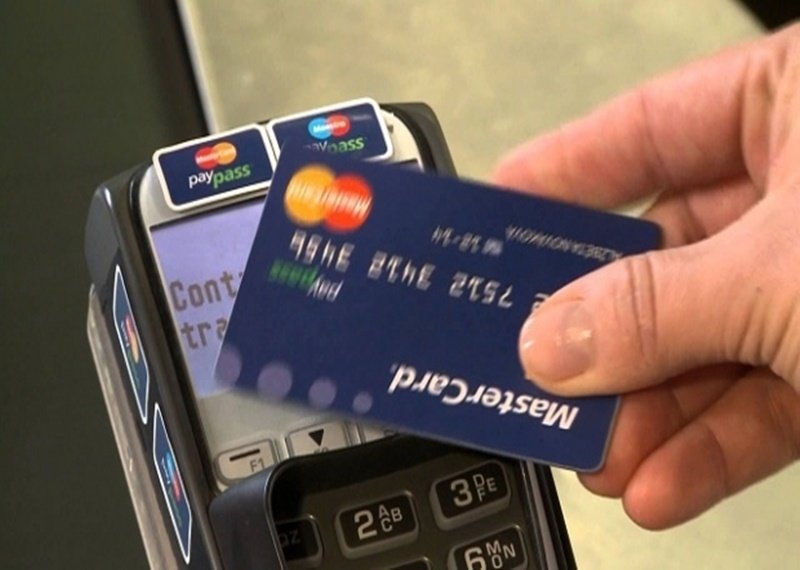 A găsit un card bancar și a plecat într-un „shopping spree” la Tauț