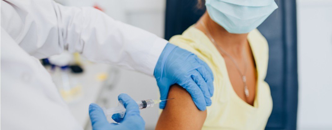 Companiile private vor putea să-și vaccineze angajații la sediu