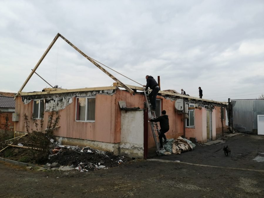 Casa unei familii din Pecica a fost distrusă de flăcări: o mână de oameni cu suflet mare vor să o facă impecabilă până de Paşte