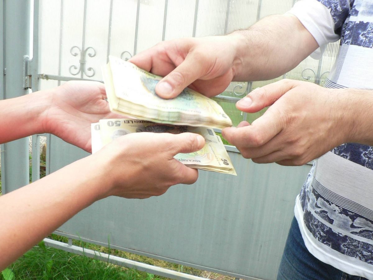 O femeie din județul Arad a ajuns după gratii pentru înșelăciune de 5.000 de euro