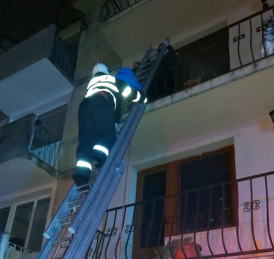 Detașamentul de Pompieri a intervenit pentru stingerea unui incendiu în orașul Sebiș