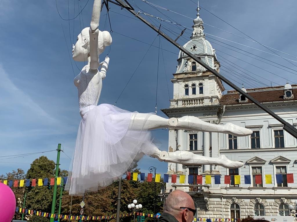 Întâmplare inedită la Teatrul Clasic „Ioan Slavici”: un înger de trei metri va pluti peste clădire