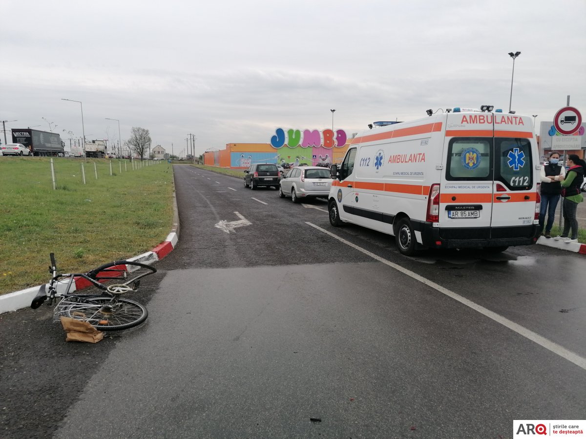 Biciclist accidentat de către un autoturism