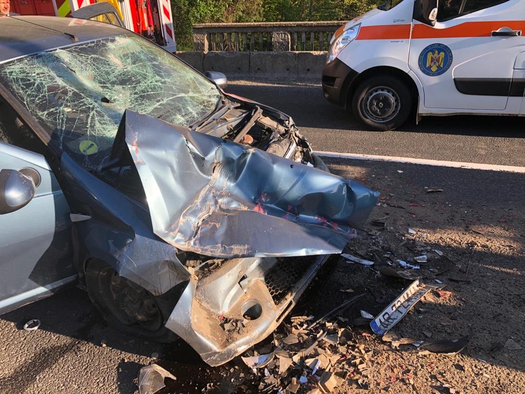 Accident rutier cu un mort, în urma impactului dintre un autoturism si un autocamion pe DN7,  la ieșirea din Barzava spre Conop