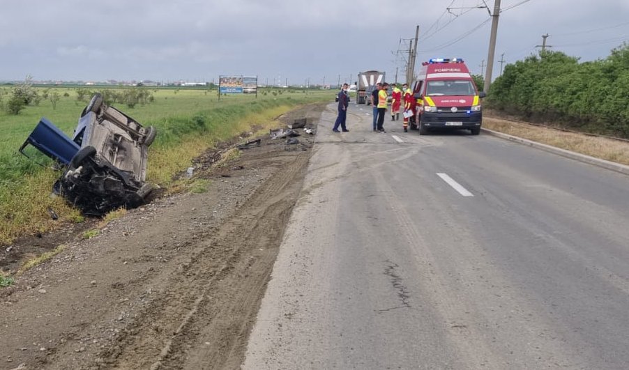 Un VW Golf cu roțile-n sus lângă Ghioroc