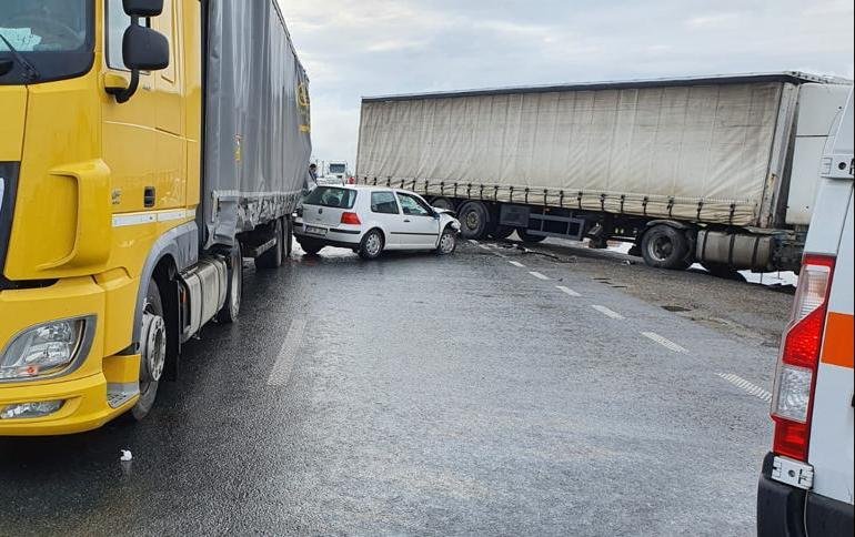 Accident cu două autocamioane și un autoturism, pe DN7, la Vladimirescu (VIDEO)