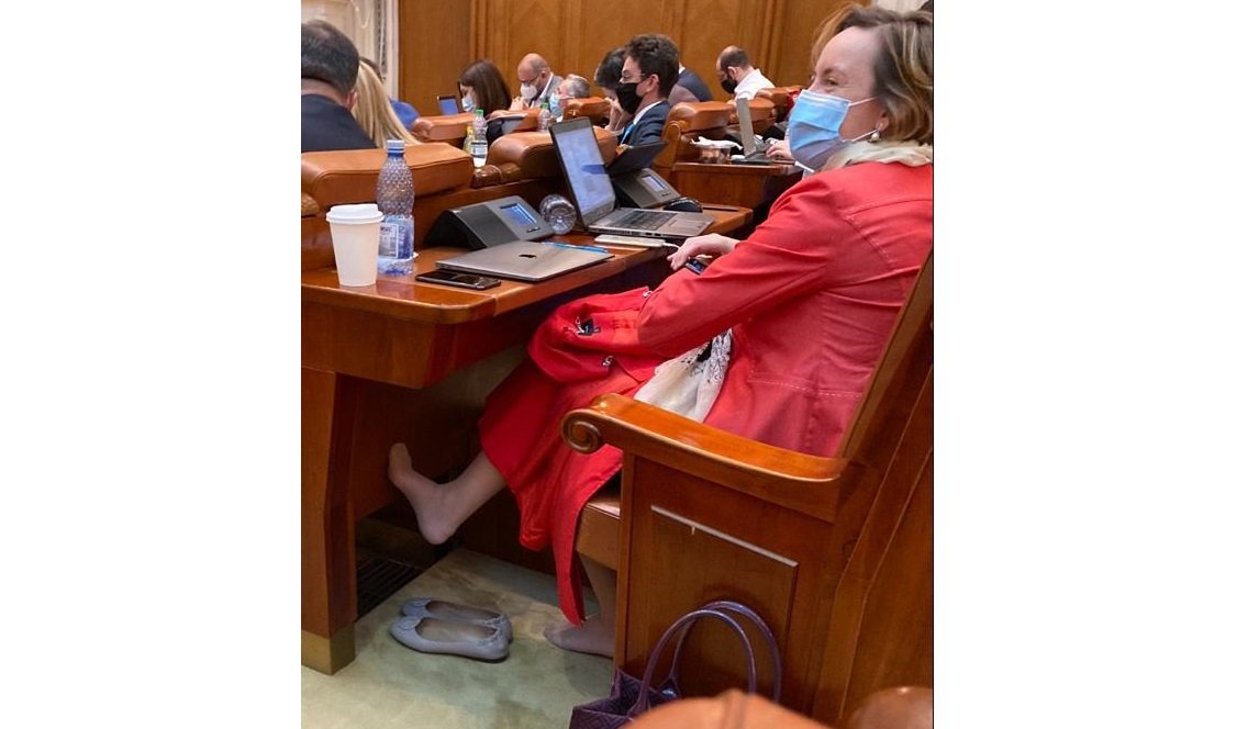 Fără desculți în funcții publice: Cosette Chichirău s-a descălţat în timpul unei şedinţe din Parlament