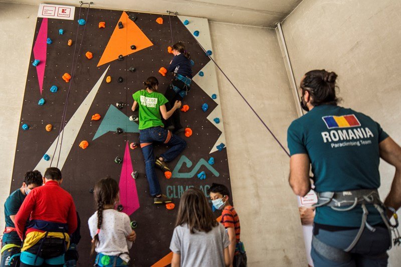 Centrul „Climb Again” București a inaugurat un panou de escaladă la Liceul Special „Sfânta Maria” Arad (FOTO)