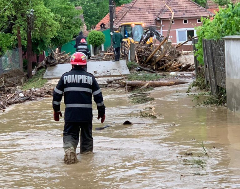 Alertă de cod roșu de inundații în Arad și alte două județe 