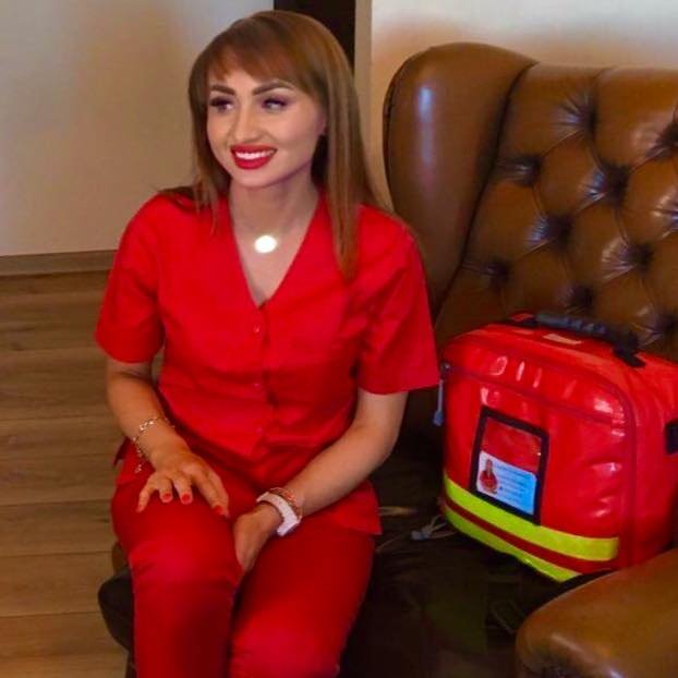 Mirabela Lucaciu, o tânără asistentă din Arad, a renunţat la un post bine plătit la stat pentru a acorda îngrijiri la domiciliu