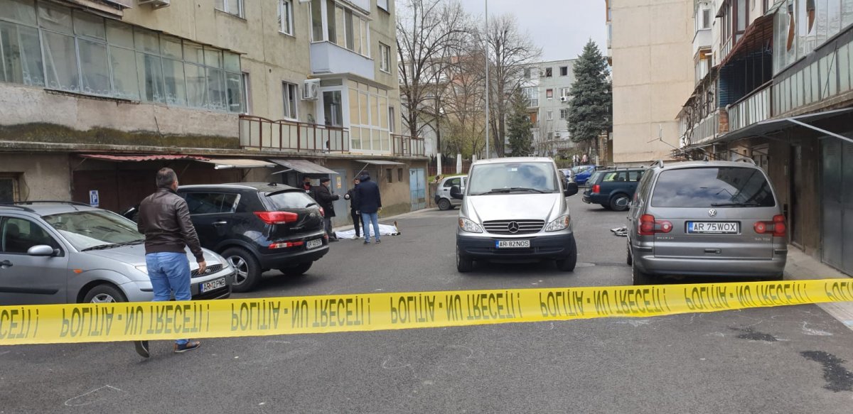 Un bărbat din municipiul Arad și-a înjunghiat soția și apoi s-a sinucis!