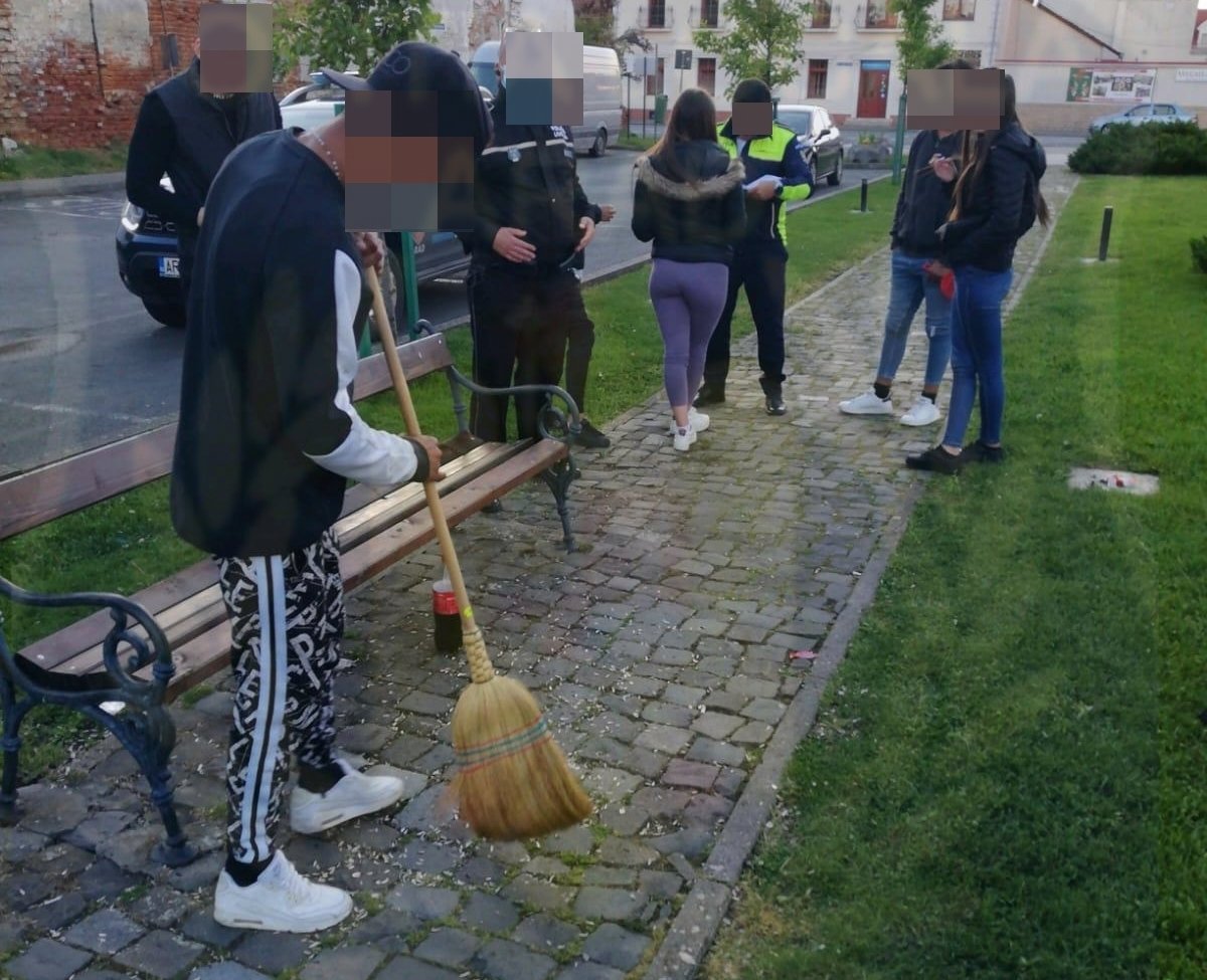 De ce au fost puşi la măturat şoferul unui bolid de lux şi o gaşcă de adolescenţi (FOTO)