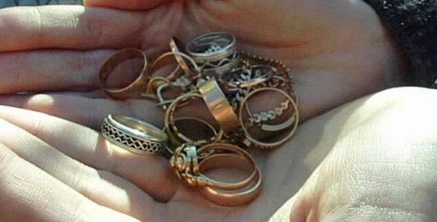 Pentru ca să nu plece cu mâna goală, i-a furat bijuteriile soției