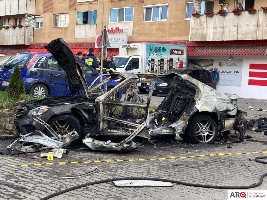 Mașină incendiată pe Calea Aurel Vlaicu, în interior fiind o victimă decedată (FOTO/VIDEO) / UPDATE: Cheia de rezervă a mașinii a dispărut