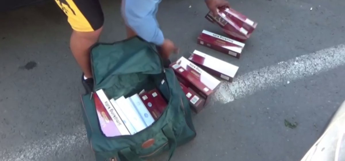 200 de pachete de țigări netimbrate, confiscate de jandarmi  (VIDEO)
