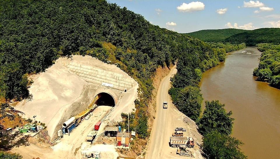 Iustin Cionca: „La tunelul feroviar de la Bata se lucrează neîntrerupt și ar putea fi gata anul viitor” (FOTO)