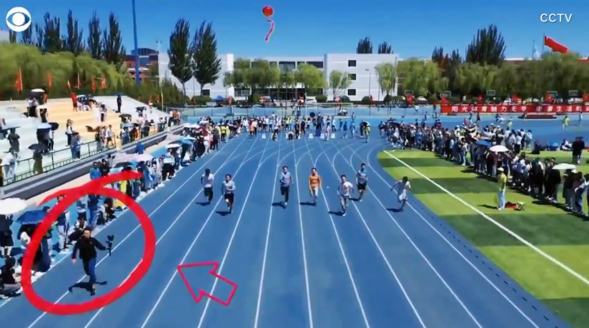 Ăsta da cameraman: a fugit în rând cu concurenţii la 100 de metri şi a ajuns primul la linia de sosire (VIDEO)