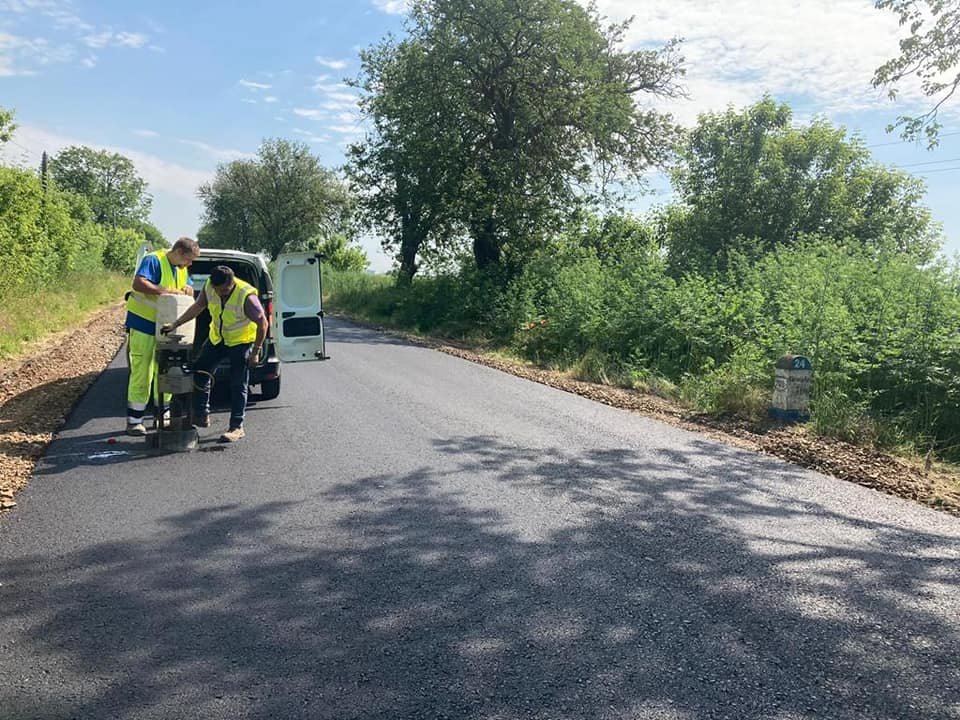 Când se toarnă cel de al doilea strat de asfalt pe drumul Curtici-Macea-Sânmartin