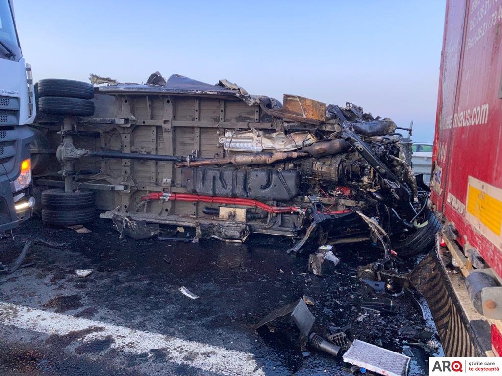 COD ROŞU pe autostradă: un mort şi 11 răniţi la ieşire din ţară (FOTO şi VIDEO) / UPDATE: Unul dintre răniţi este în stare critică