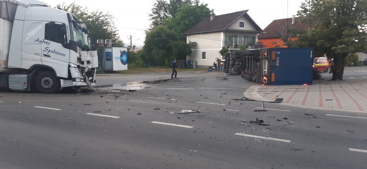 Trafic blocat pe DN7, la Săvârșin, în urma unui accident (FOTO)