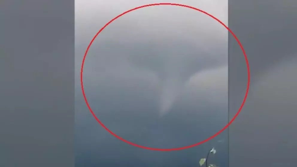 Încă o TORNADĂ surprinsă în România. Oamenii sunt panicați - VIDEO