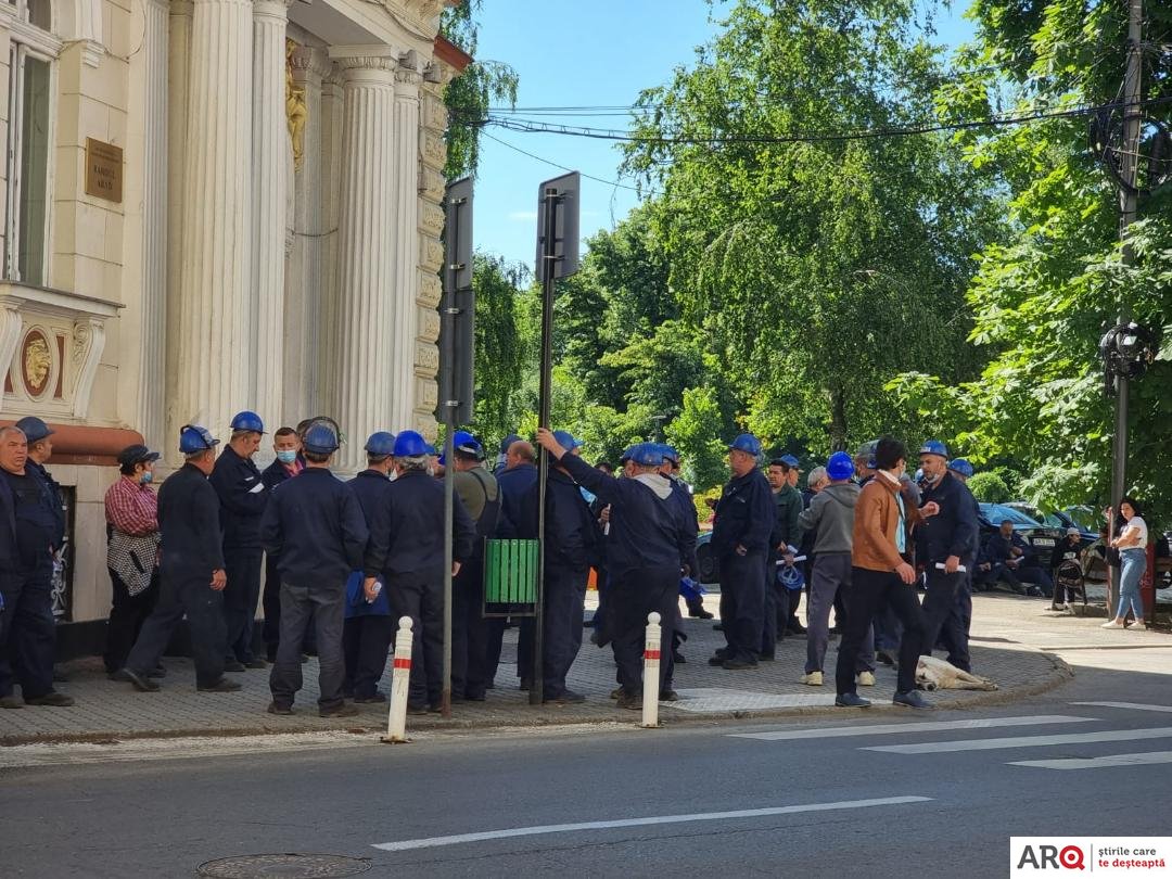 Sute de angajaţi de la Astra Rail Industries au fost citaţi la Tribunal; patronatul cere ca greva pe care o fac să fie declarată nelegală (FOTO) / UPDATE: Ce soluţie a pronunţat instanţa