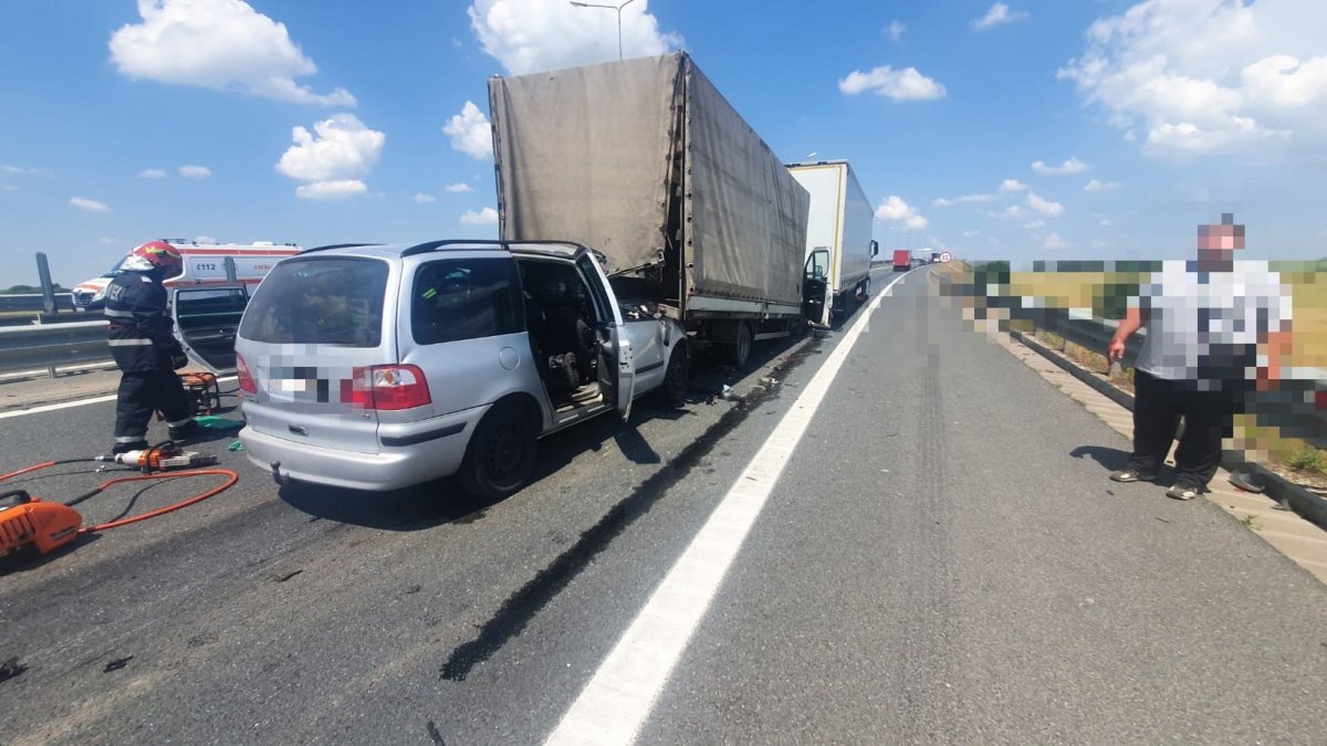Accident rutier între un autoturism cu o camionetă pe Autostrada A1 în zona Ceala (FOTO)