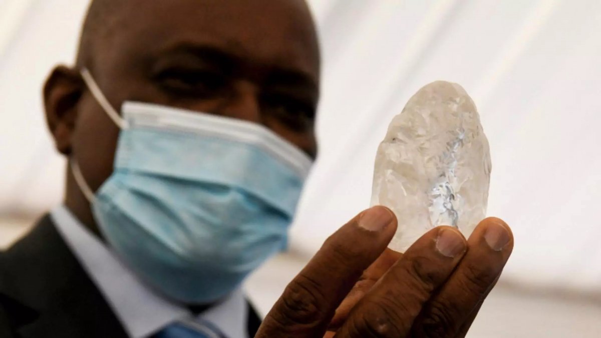 Diamant URIAȘ, descoperit în Botswana. Este a treia cea mai mare piatră prețioasă din lume