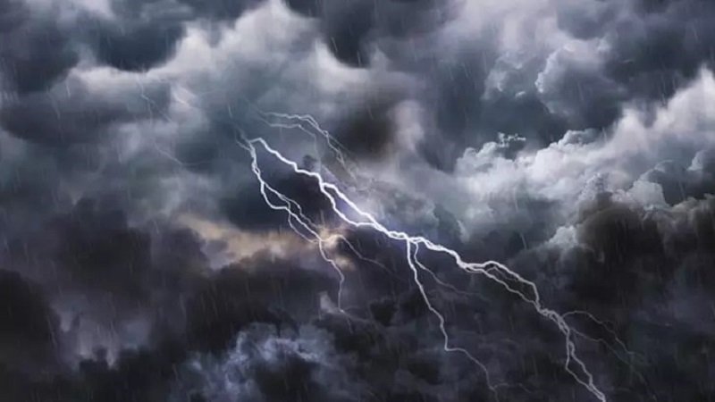 Avertizarea meteo, actualizată: cod PORTOCALIU de fenomene periculoase - unde lovesc furtunile