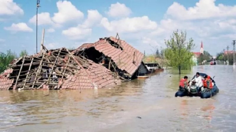 România sub imperiul apelor. Zeci de localități sunt afectate de viituri. De 40 de ani nu a mai plouat așa în luna iunie
