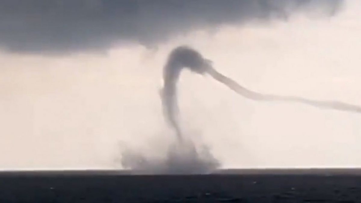 Imagini uluitoare cu o tornadă în Marea Neagră! Vârtejul uriaş, surprins de marinari VIDEO