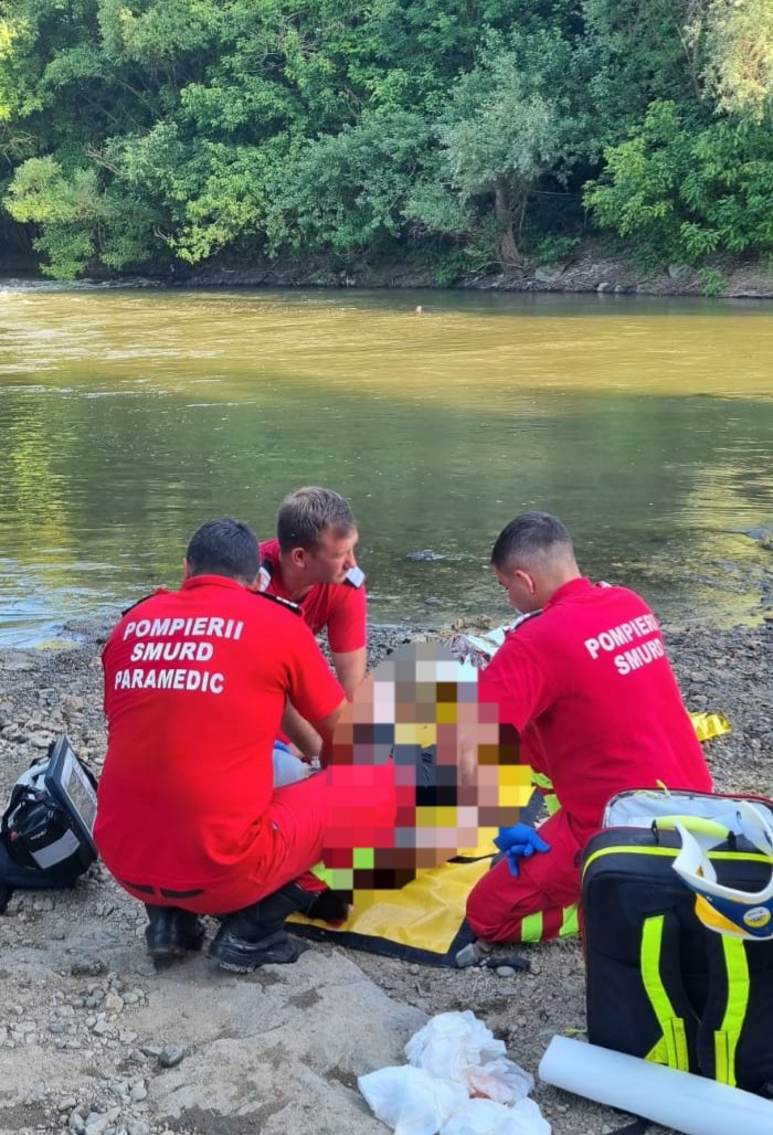 Un tănăr care s-ar fi înecat este căutat în apele Crișului Alb (VIDEO) / UPDATE: Trupul tânărului a fost găsit de scafandrii Detașamentului Arad