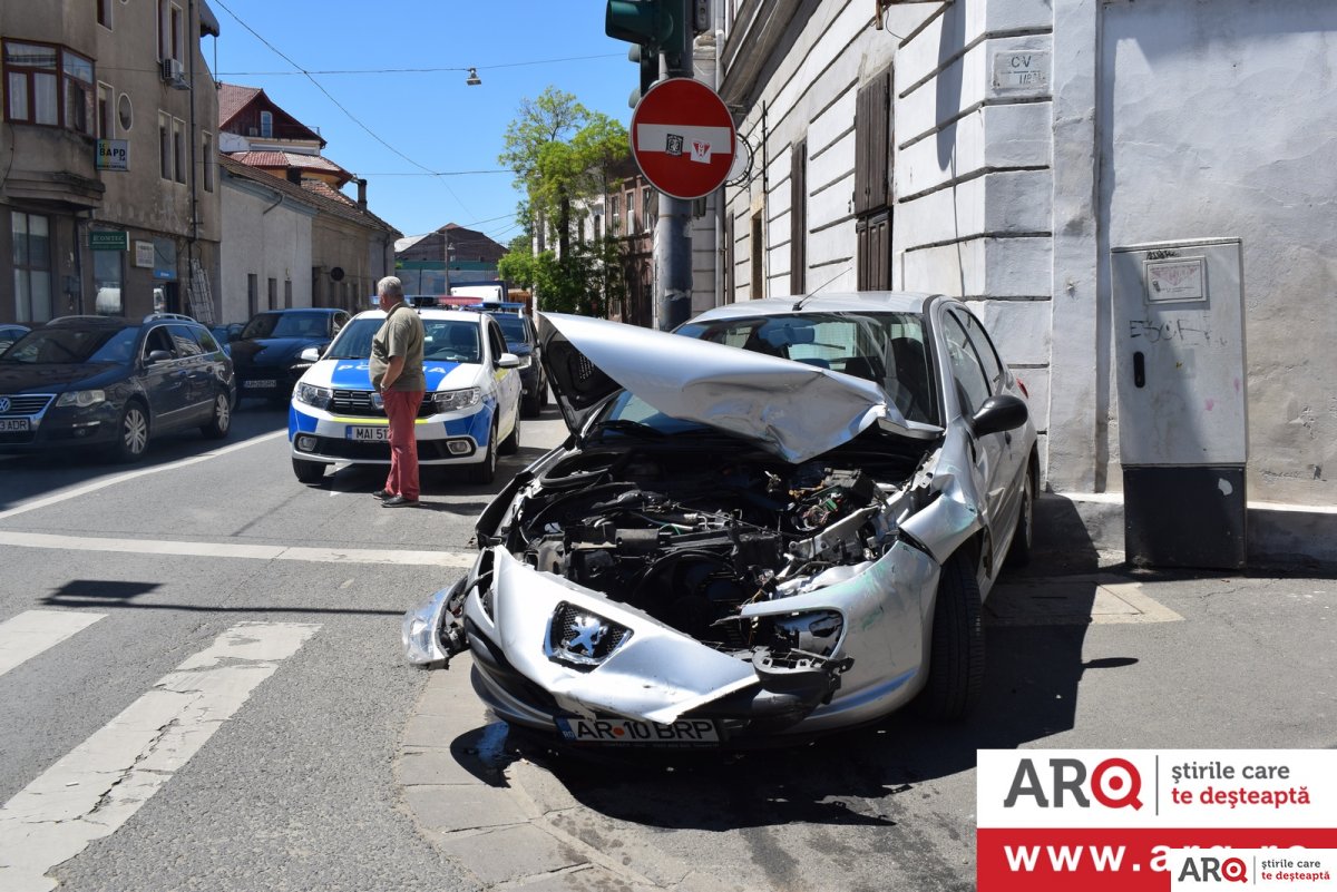 O sexAGENARĂ s-a lovit din nou cu un tramvai. Oare când se vor lua în sfârșit permisele celor trecuți de 60 de ani?