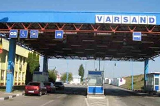 Haine contrafăcute descoperite la vama Vărşand