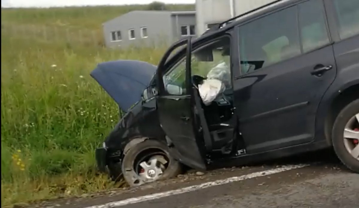 Un șofer beat criță a lovit o mașină parcată și a aterizat în șanț