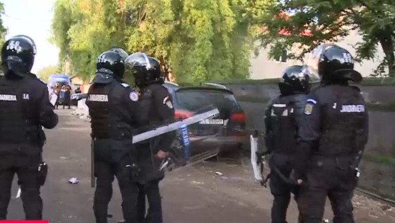 Garda de Mediu, Poliţia şi Jandarmeria au descins în forţă într-o comună în care se ard deşeuri periculoase