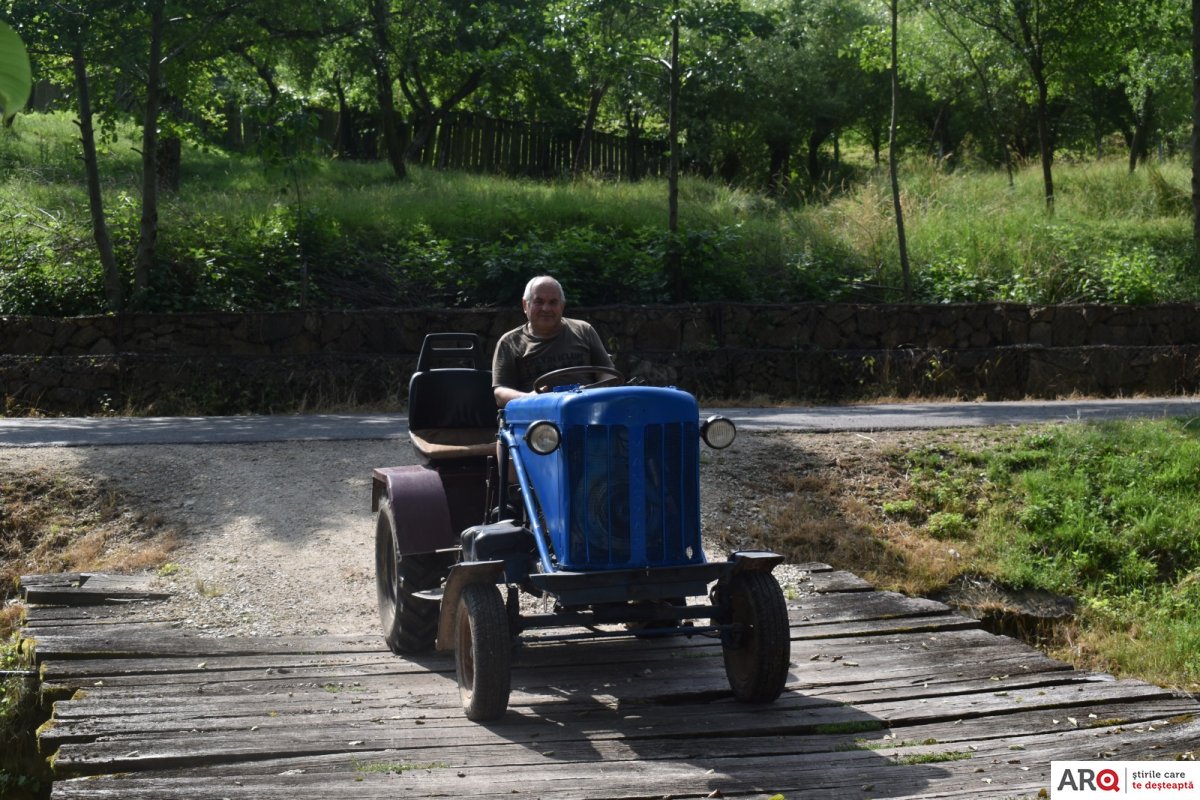 Bunicul cu mâini de aur din Secaş și-a construit și un... tractor (FOTO şi VIDEO)