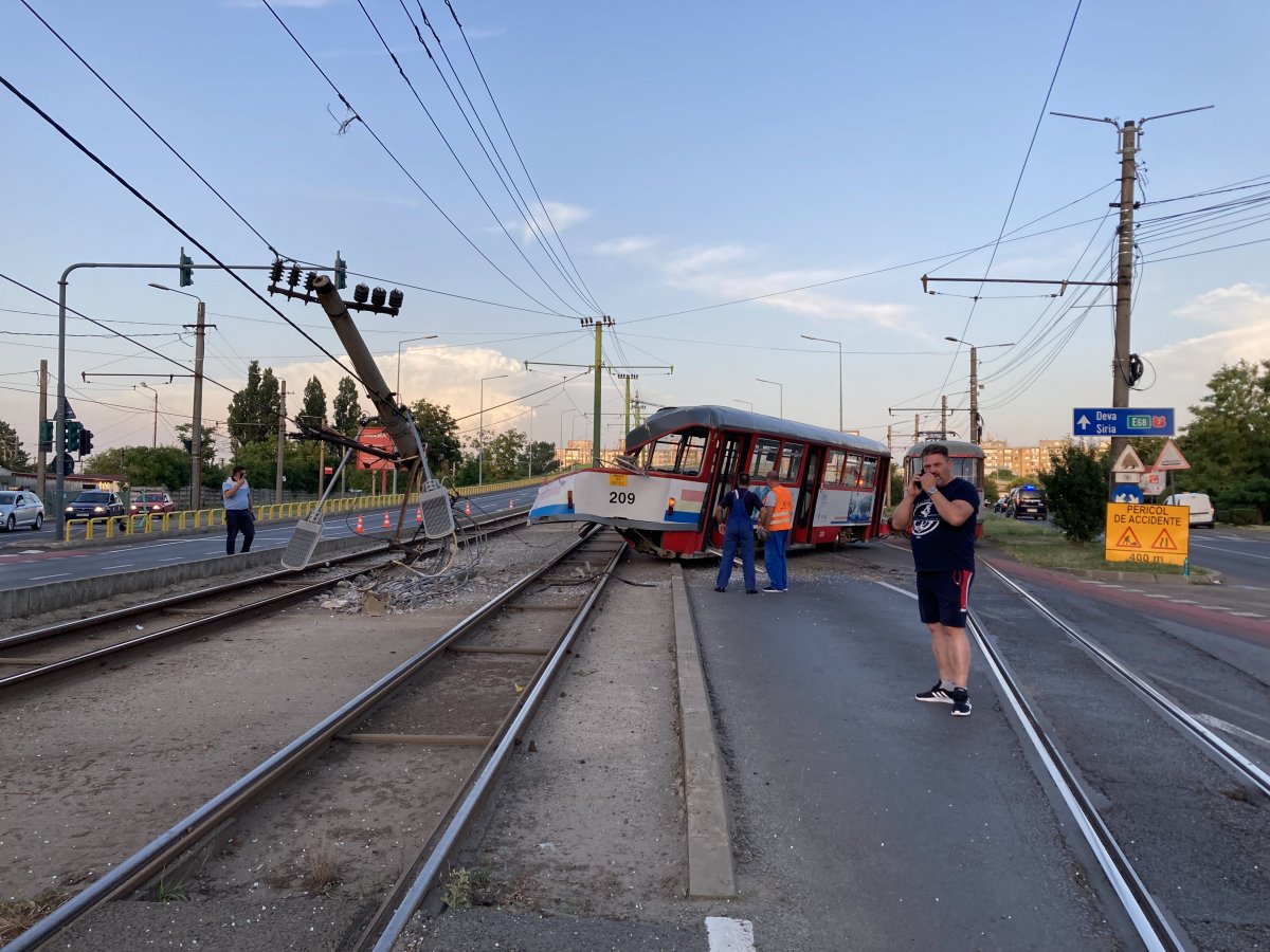 Tramvaiul 18 barat a barat șoseaua spre Micălaca