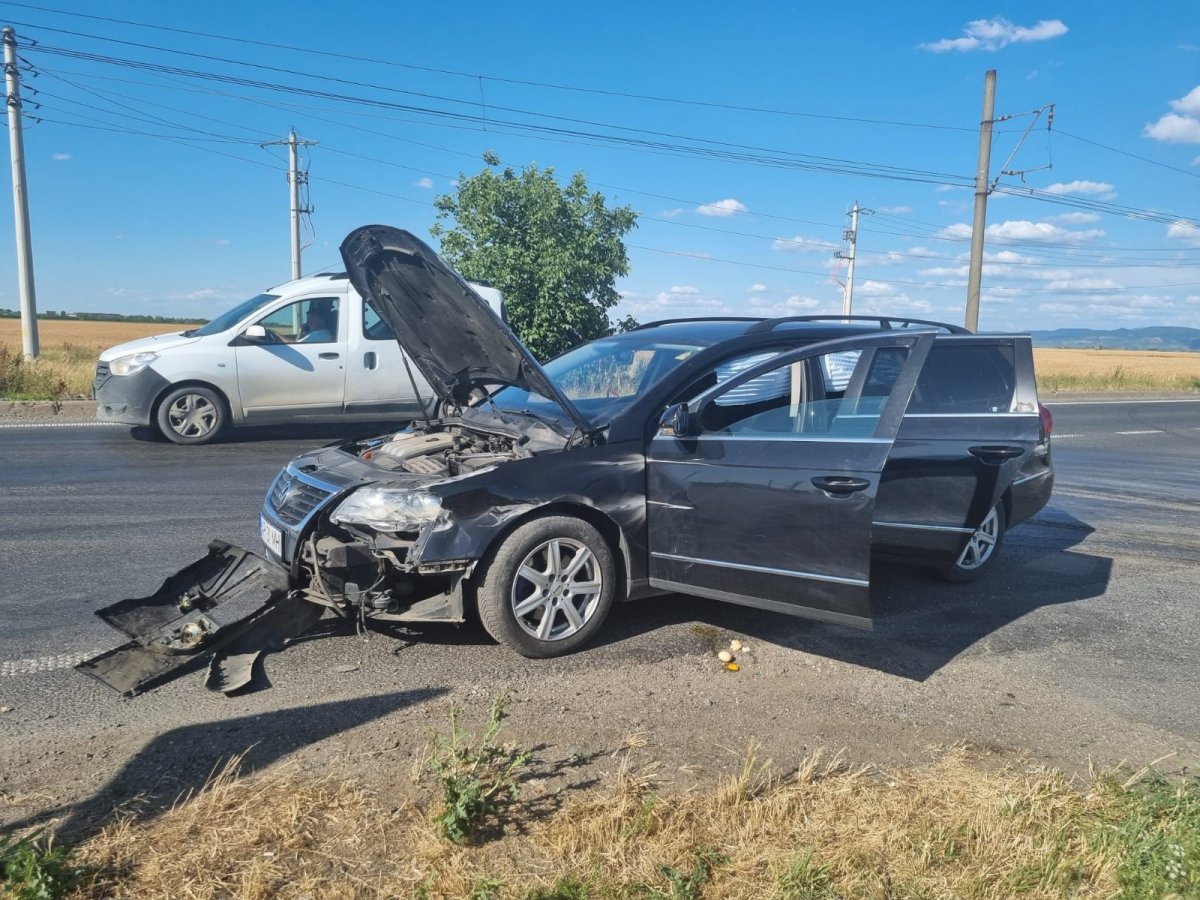 Accident pe DN7. A depășit pe linie continuă și a intrat într-un TIR (FOTO)