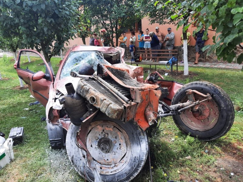 Doi morți în accident cu autoturism contra tractor (FOTO) / UPDATE: A doua persoană încarcerată a decedat ulterior