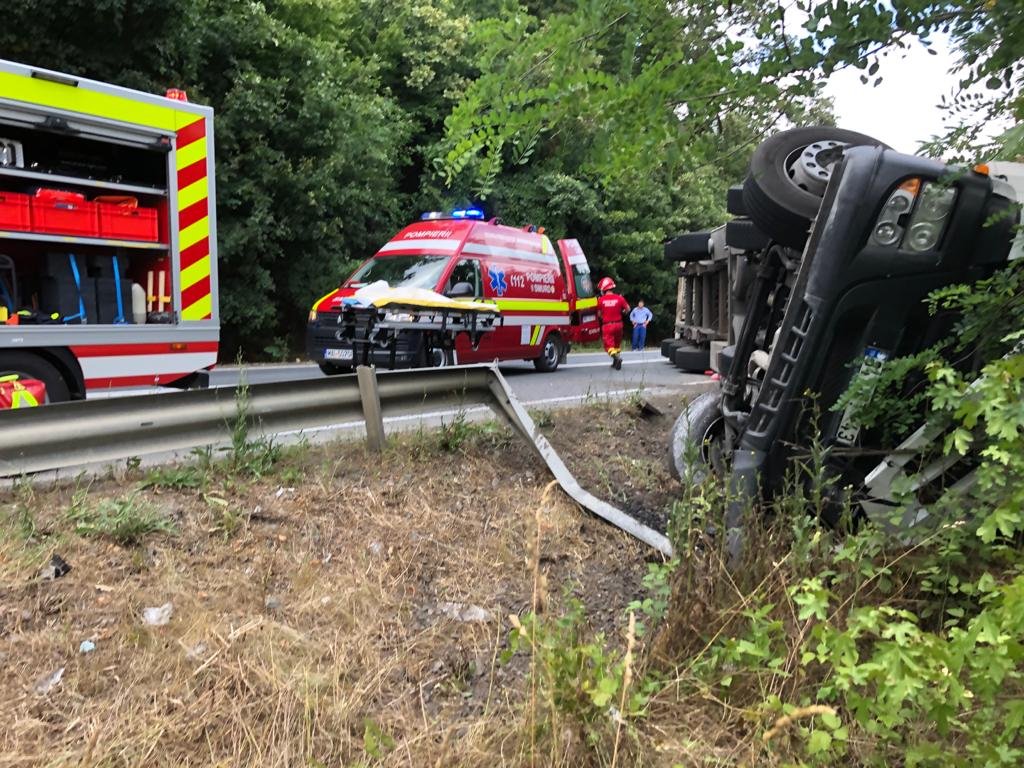 Accident mortal pe DN7, la intrarea în Bârzava (FOTO) / UPDATE: Șoferul a fost proiectat în afara autotrenului