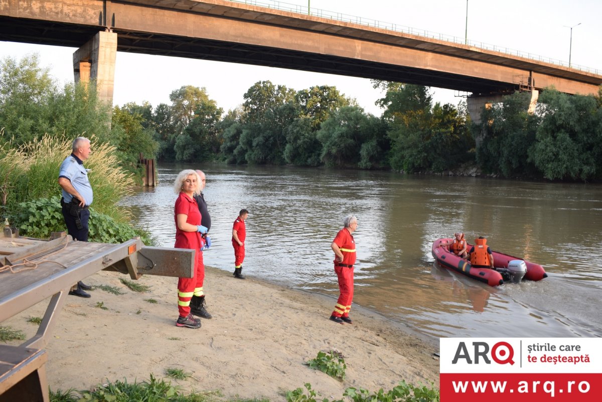 A insistat sărind de două ori în Mureș de pe podul de la Subcetate