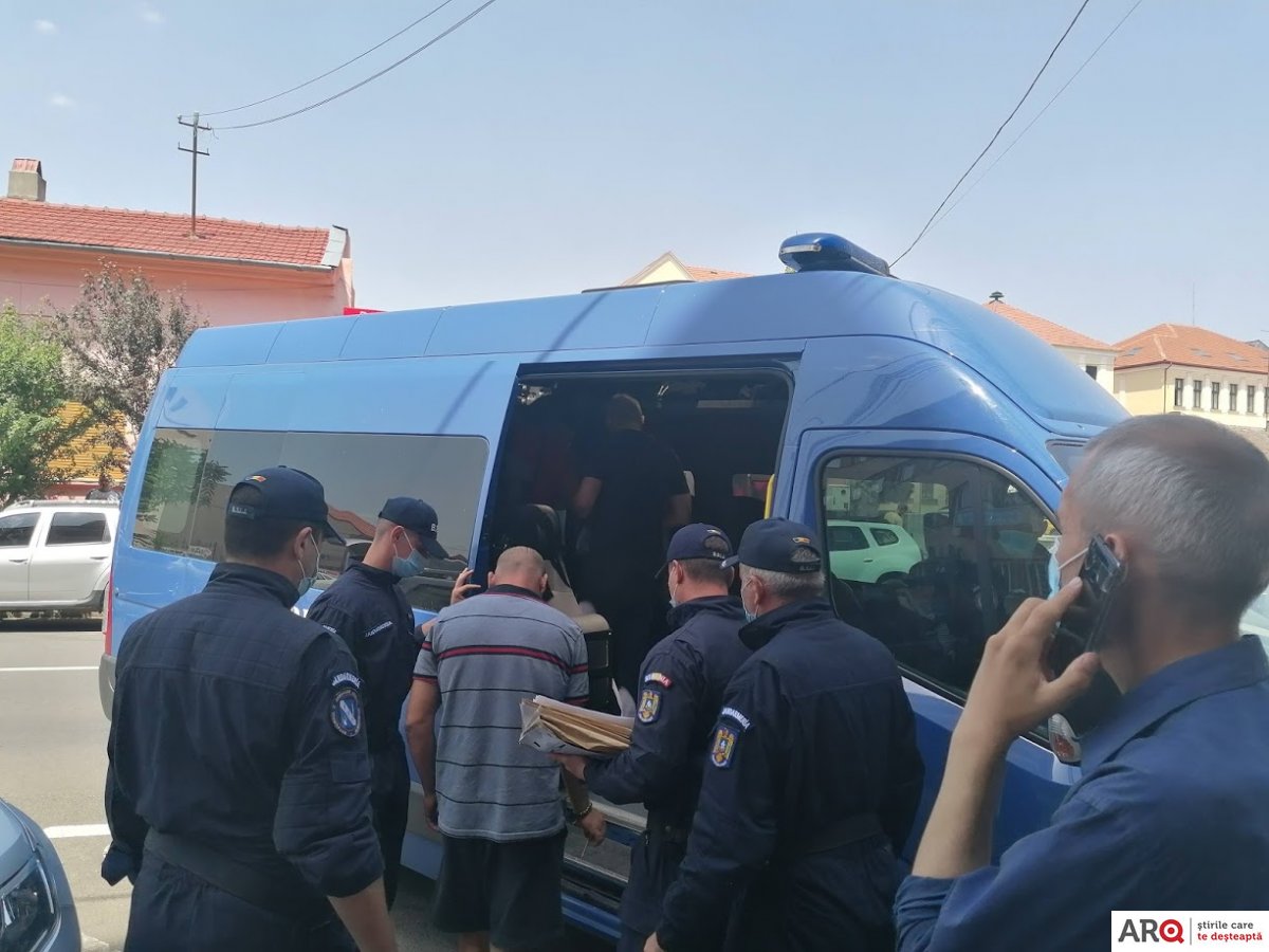 Percheziții de amploare în Arad la o grupare specializată în contrabandă și spălare de bani (VIDEO) / UPDATE: Niciun arestat din cele 23 persoane reținute
